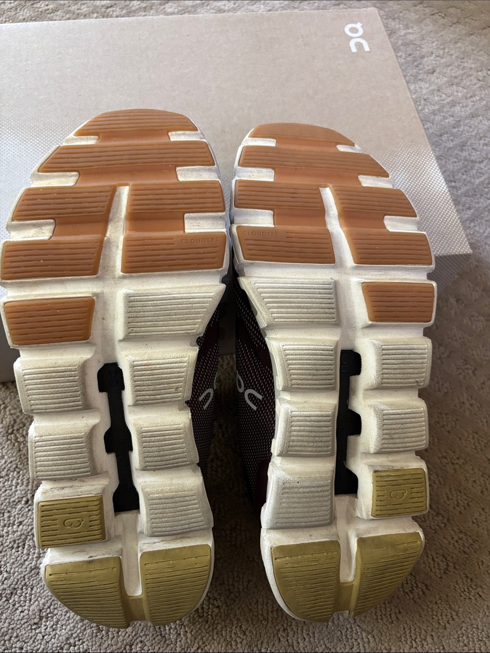 On Running Cloud versa women Running Shoes - mulberry white 8.5 - Picture 9 of 10